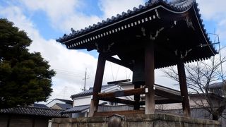 御影堂前で東寺の開聞を伝えてきた鐘