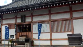 大黒天、毘沙門天、弁財天の三尊が合体した三面大黒天が祀られています