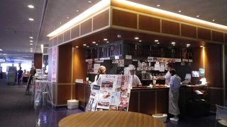 空港の寿司店で朝ビールを楽しむ