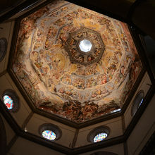 100mの高さのある円蓋。「最後の審判」のフレスコ画は遠い