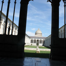 中庭と回廊の列柱の対比