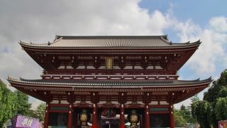 三社祭の時は提灯が畳まれています