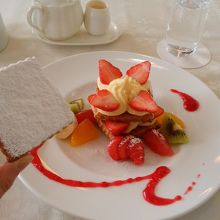 フォークもナイフもあるけど、手で！