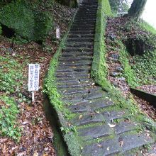 当時のまま残っている石の階段