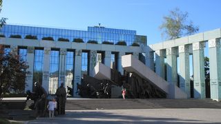 写実的な像です。