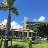 後方が客室、手前がレストラン、その前にはプールがあります。