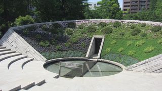 平和の永続を祈念して建設されました