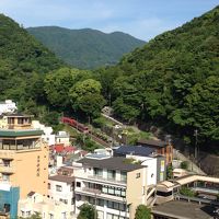 中央。登山電車が行くのも見える。