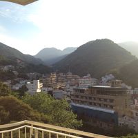 夕暮れ時の部屋からの眺め。光によって印象がかわる山。