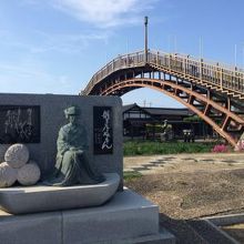 歌碑などもところどころにあります。