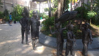 昔のシンガポールの風情を銅像で楽しむことが出来ます