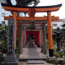 境内に注連懸稲荷神社があります