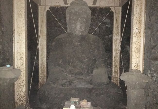 洞窟の中に、仏様が鎮座