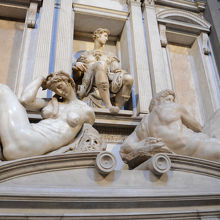 ミケランジェロ作　ネムール公ロレンツオの墓碑