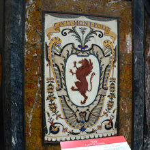 大理石のモザイクによる壁の装飾