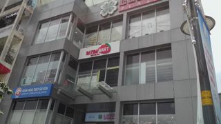 土産物屋やスーパーがある