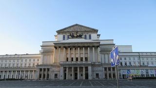 重厚な外観。バレエ団の公演もあります。