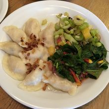 ピエロギにも付け合わせでサラダを頼めます。