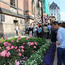 開館を俟つ長蛇の列
