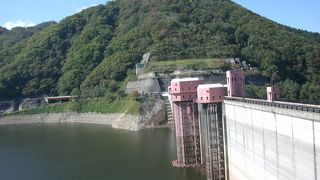 堤高さ１００ｍほどもある大きなダム