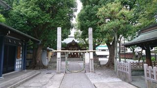 明治天皇も参拝された、商店街の中の神社