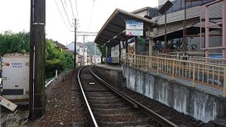 ひっそりとした駅