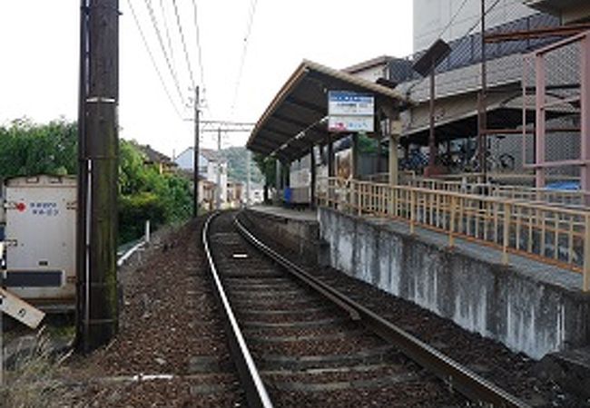 ひっそりとした駅