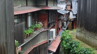 花街へひっそりと続く坂道です