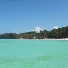 遠浅なんで、沖まで歩き海から眺めた先端の方向です。