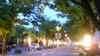 神戸ハーバーランドの中を通る道です