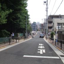 坂上からの眺め (左手が竹早公園)