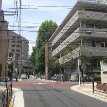 坂下からの眺め (図書館は右手建物内)