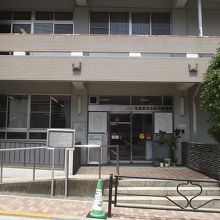 図書館と前に立つ説明板