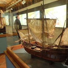 大航海時代の帆船模型や古地図のレプリカが並ぶ展示室