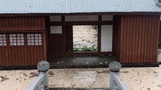 お土産店があります