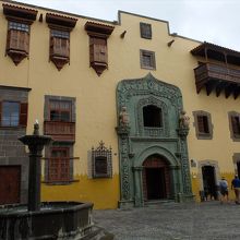 カサ・デ・コロンの出口がある側の外観。元は宮殿だった風格あり