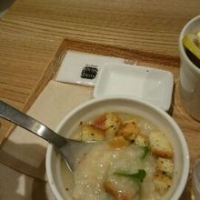 スープ以外にも、おかゆも有ります。