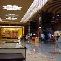 何でも揃う広々したロビー