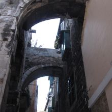 宮殿と感じる旧市街です