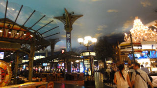 夜は雰囲気変わる