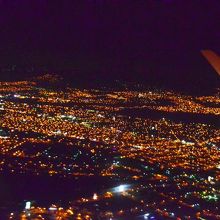 アウロラ国際空港からのフライトは美しい夜景を堪能できる