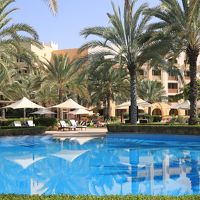 プールとお部屋のビル、建物は横長、部屋によって相当歩く