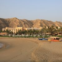 早朝のビーチとホテル