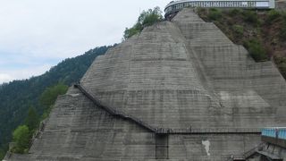 上がるのは大変ですがダムもアルプスの山々も一望できます