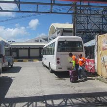 空港からは、旅行社のバスやトライシクルで港に向かいます。