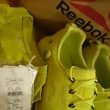 ランニングシューズとシャツです。デザインがお洒落です。