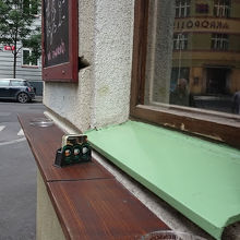 テラス席脇の屋外カウンター