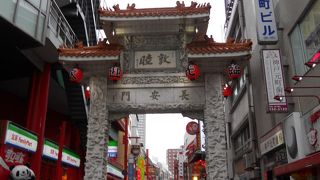 大丸の向かい側（西側）にある白い門