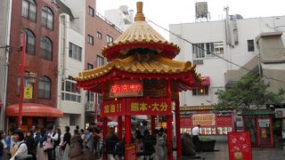 広場の中央にある建物ですが、意外と小さい。。