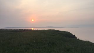 夕日と利尻富士とエゾキスゲ